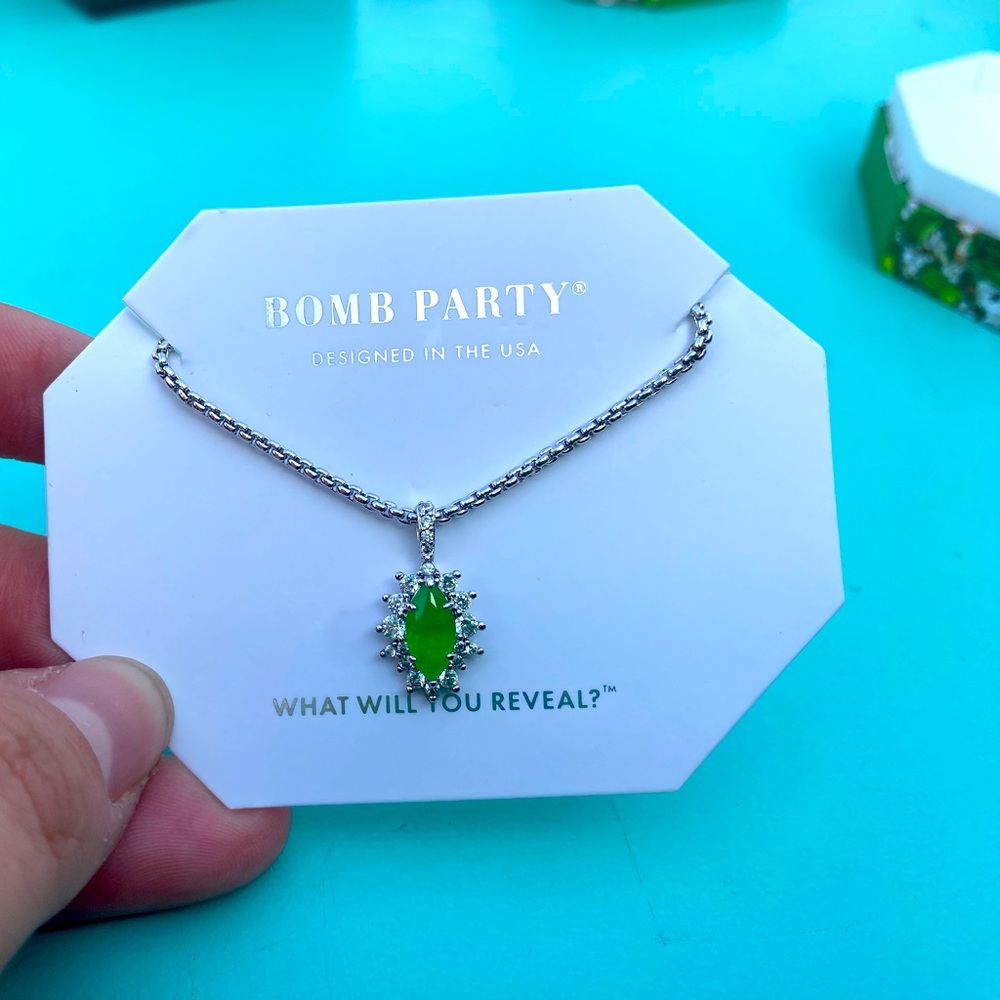 Bomb party necklace “choose to shine”